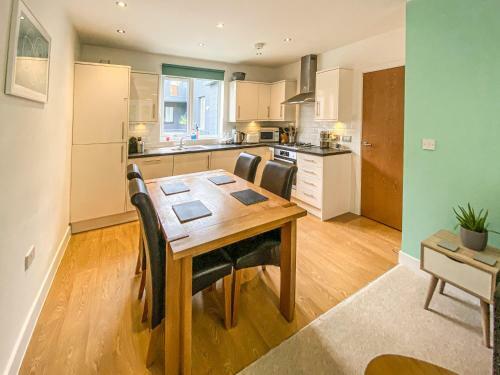 Beautiful, Contemporary 3 Bedroom Apartment