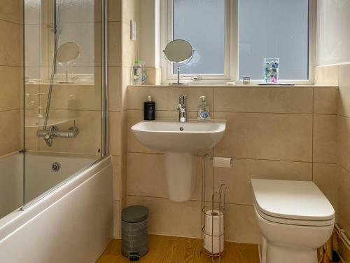 Beautiful, Contemporary 3 Bedroom Apartment