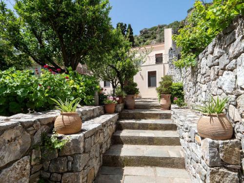 Traditional Stone Home 30 Min. From Famous Beaches