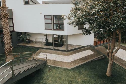 Ample Villa With Pool, Gym And Gorgeous Ocean View