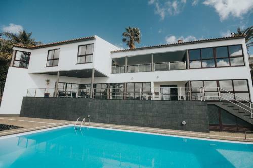 Ample Villa With Pool, Gym And Gorgeous Ocean View