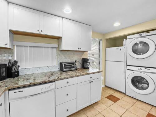 New Updated Siesta Key Vacation Rental With Heated Pool Access