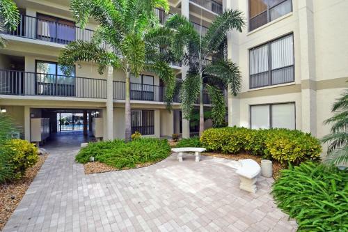 New Updated Siesta Key Vacation Rental With Heated Pool Access