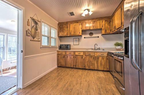 Wine Country Retreat With Fire Pit And Sunroom!