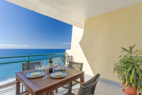 Honey Apartment On The Beach With Pool