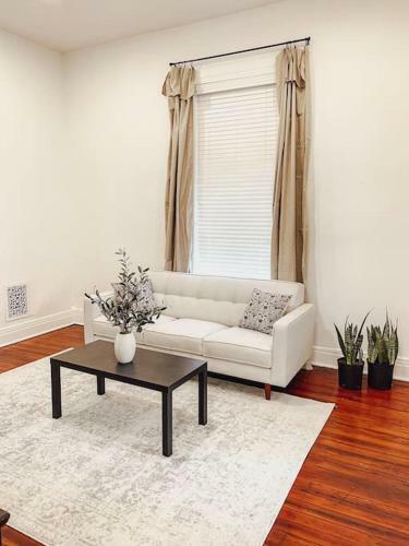 Stylish Spacious Apartment With King And Queen Beds