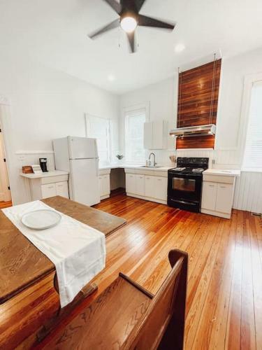 Stylish Spacious Apartment With King And Queen Beds