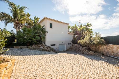 Villa Cordeiro - Heated Pool - Free Wi-fi - Air Con