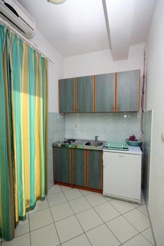 Apartments By The Sea Duce, Omis - 4795