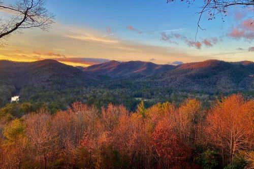 Bright Sapphire Escape Near Hiking And Golfing!
