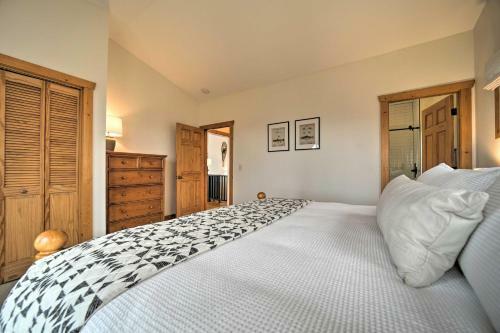 Bright Sapphire Escape Near Hiking And Golfing!