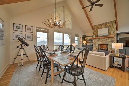 Bright Sapphire Escape Near Hiking And Golfing!