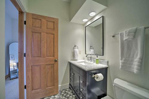 Bright Sapphire Escape Near Hiking And Golfing!