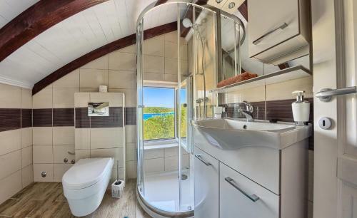 Beachfront Luxury Villa W Pool & Large Garden