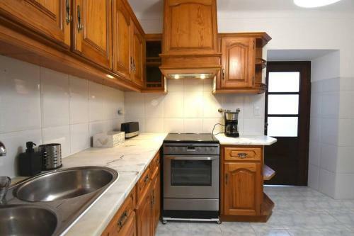 Casa Dos Rouxin�is - Villa With Patio & Barbecue