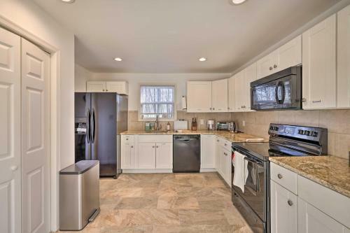Mount Pocono Home With Private Hot Tub And Deck!