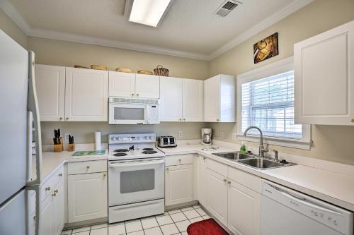 Apartamento Condo With Resort Pool, 1 Mi To Atlantic Beach!