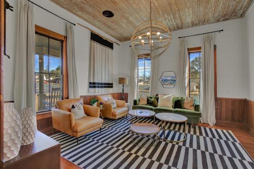Gorgeous Home 1 Blk From Main With Hot Tub & Fire Pit!