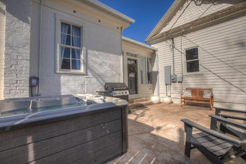 Gorgeous Home 1 Blk From Main With Hot Tub & Fire Pit!