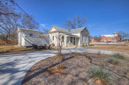 Gorgeous Home 1 Blk From Main With Hot Tub & Fire Pit!