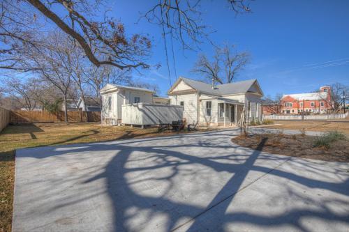 Gorgeous Home 1 Blk From Main With Hot Tub & Fire Pit!