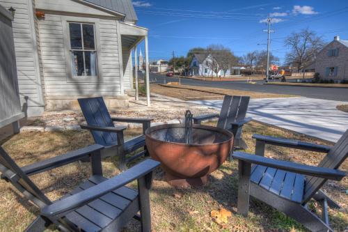 Gorgeous Home 1 Blk From Main With Hot Tub & Fire Pit!