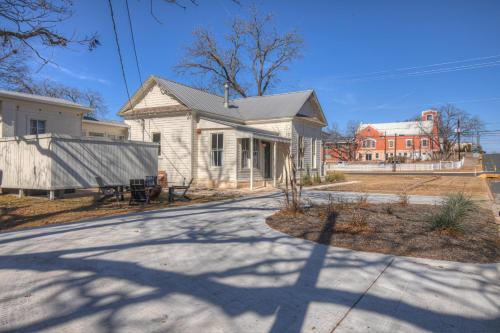 Gorgeous Home 1 Blk From Main With Hot Tub & Fire Pit!