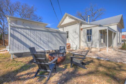 Gorgeous Home 1 Blk From Main With Hot Tub & Fire Pit!
