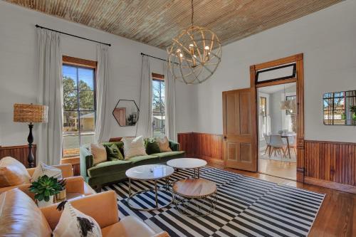 Gorgeous Home 1 Blk From Main With Hot Tub & Fire Pit!