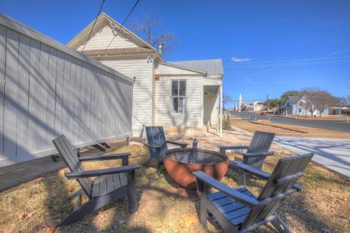 Gorgeous Home 1 Blk From Main With Hot Tub & Fire Pit!