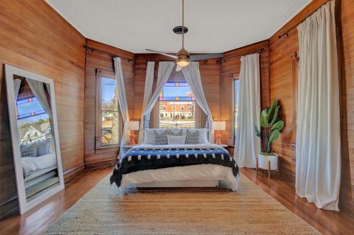 Gorgeous Home 1 Blk From Main With Hot Tub & Fire Pit!
