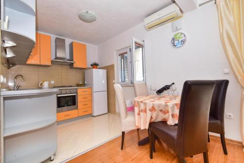 Apartments With A Parking Space Igrane, Makarska - 16878