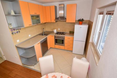 Apartments With A Parking Space Igrane, Makarska - 16878