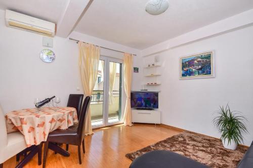 Apartments With A Parking Space Igrane, Makarska - 16878