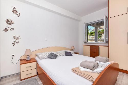 Apartments With A Parking Space Igrane, Makarska - 16878