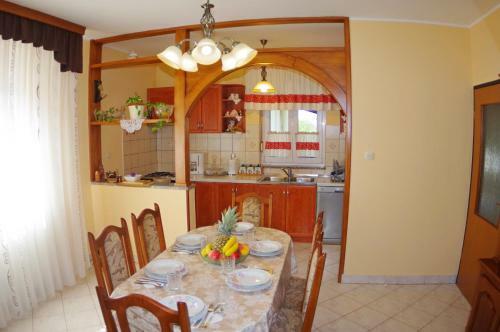 House Sandi, Village Jur?i?i