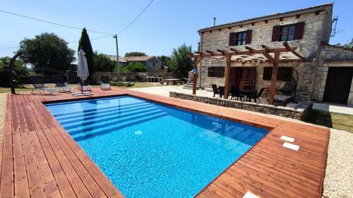 La Dolce Villa - With Heated Swimming Pool