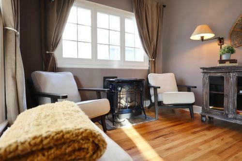 Cozy Downtown Dwelling