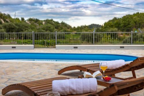Villa Alinica Dvori / Pool / Serenity / Brand New