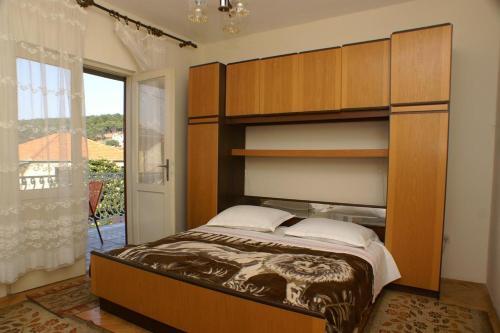 Apartments With A Parking Space Jelsa, Hvar - 4028
