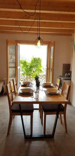 Villa Duboka, Otok Vis