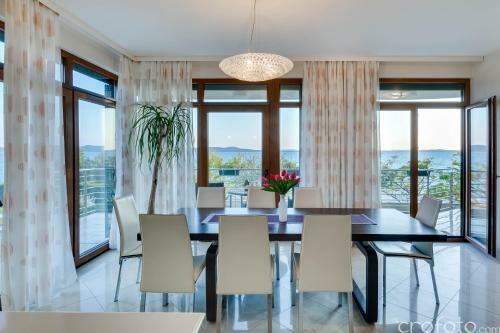Super Luxuri�se Villa Directly On The Sea