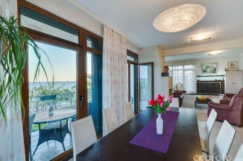 Super Luxuri�se Villa Directly On The Sea