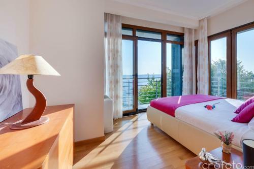 Super Luxuri�se Villa Directly On The Sea
