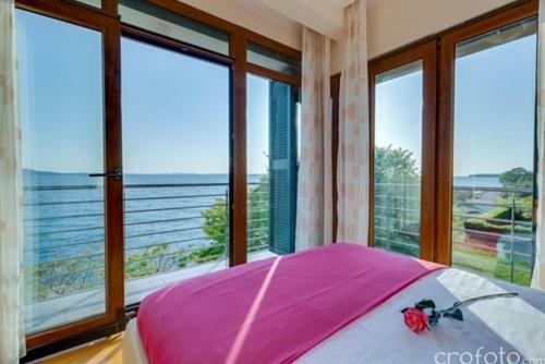 Super Luxuri�se Villa Directly On The Sea