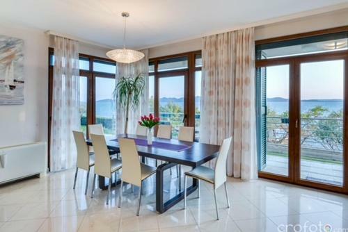Super Luxuri�se Villa Directly On The Sea