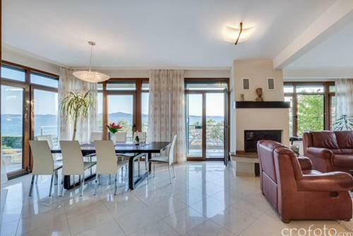 Super Luxuri�se Villa Directly On The Sea