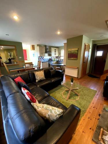 Cosy 3 Bed Cottage With A Indoor Fireplace!