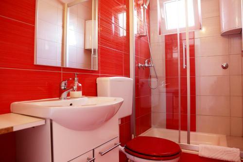 Hostal Tanya-apartments And Rooms