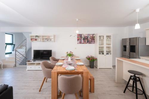 5 Bedrooms Holiday House With Sea View